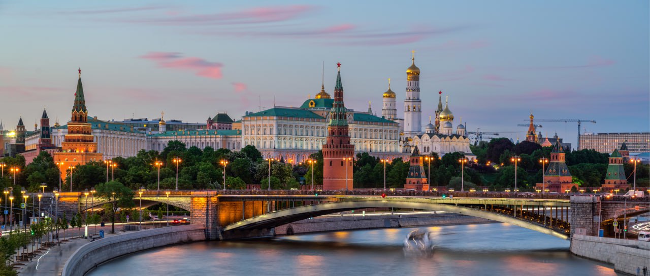 Депутаты ГД предложили запретить отелям завышать штрафы за порчу имущества Глава комитета Госдумы по туризму Сангаджи Тарбаев и глава комитета по социальной политике Ярослав Нилов направили обращение вице-премьеру Дмитрию Григоренко с предложением запретить завышение стоимости компенсации за порчу имущества в гостиницах. По их словам, туристы всё чаще сталкиваются с ситуациями, когда за повреждение недорогих предметов — полотенец, посуды или постельного белья — отели требуют оплату, многократно превышающую рыночную стоимость. Также предлагается установить запрет на удержание средств с банковских карт и депозитов без судебного решения. «Ответственность за порчу имущества должна быть — но соизмеримая и справедливая», — подчеркнул Сангаджи Тарбаев. «Компенсация возможна только добровольно или в судебном порядке в рамках гражданско-правовых отношений», — отметил Ярослав Нилов. Все подробности — в материале RTN