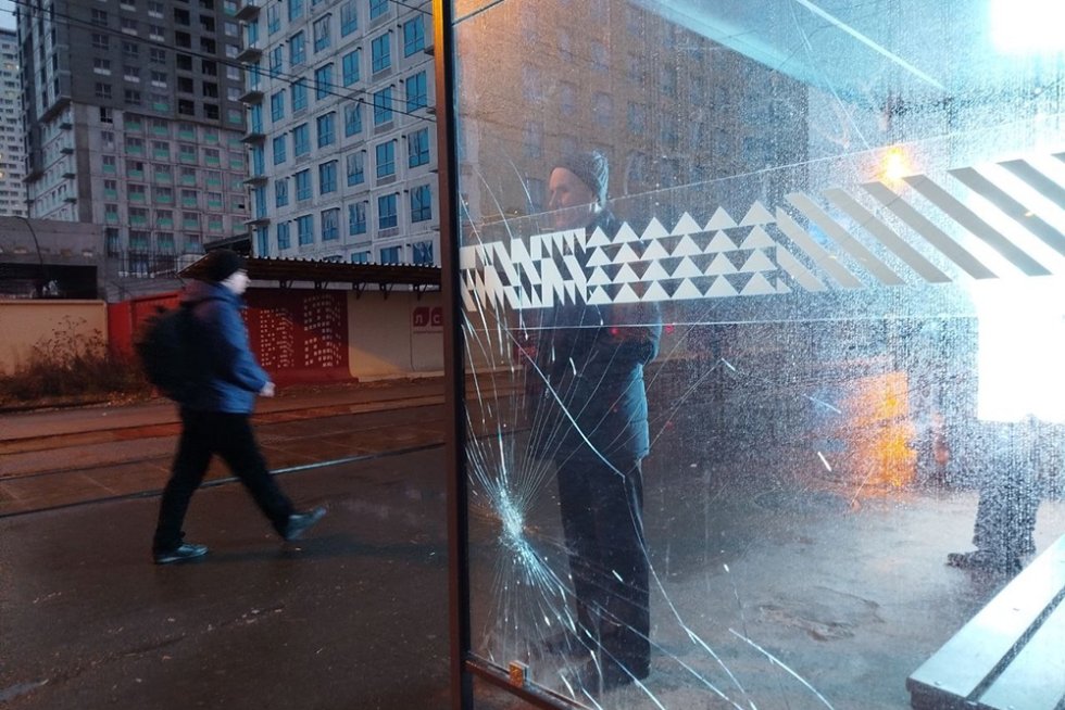 Защита от дурака В Екатеринбурге едва начавшись провалился масштабный проект по благоустройству Три месяца назад мэрия с помпой анонсировала в городе установят 150 новых современных умных остановочных комплексов общей стоимостью 151 миллион рублей То есть больше чем по миллиону за каждую остановку Но не успели к сегодняшнему дню поставить первые 60 павильонов как половину из них уже разбили и исписали вандалы Как так вышло и есть ли способы противостоять вандализму а значит не пускать бюджетные деньги в трубу разбирался корреспондент РГ   rg ru 2025 11 19 reg urfo zashchita ot duraka html tgm Фото Никита Кондрашин РГ Подписаться на Российскую газету в Читать нас в MAX