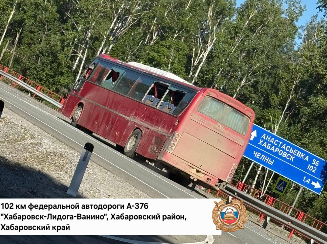 Два пассажирских автобуса столкнулись на трассе Хабаровск—Ванино В ночь на 5 августа на 102 км автодороги «Хабаровск—Лидога—Ванино» произошло столкновение двух пассажирских автобусов. 63-летний водитель автобуса Hyundai Universe, двигаясь в сторону Комсомольска-на-Амуре, выехал на встречную полосу, где столкнулся с автобусом Daewoo. В результате аварии пострадали два пассажира: 36-летний мужчина получил травмы, требующие амбулаторного лечения, а 56-летняя женщина была госпитализирована с травмой глаза. По словам водителя Daewoo, он пытался избежать столкновения, подавая световые сигналы и смещаясь вправо. На момент ДТП в обоих автобусах находилось по два водителя и 57 пассажиров 28 человек в одном и 29 в другом . Обстоятельства происшествия выясняются. Фото: Госавтоинспекция Хабаровского края AmurMedia Прислать новость
