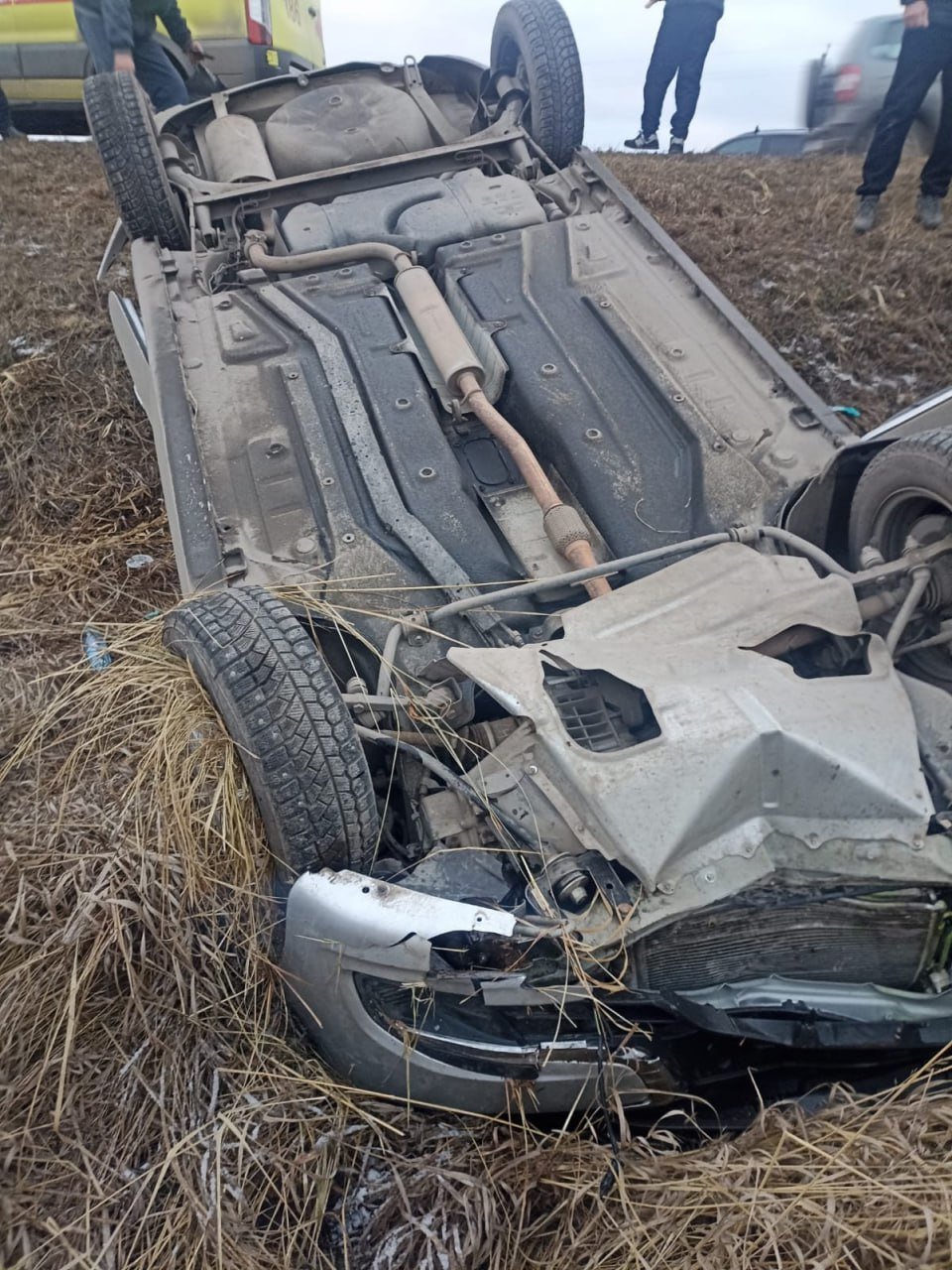 Водитель и трое пассажиров пострадали после съезда легковушки в кювет под Нижнекамском  22-летняя девушка за рулем автомобиля «Лада Гранта» не учла безопасную скорость и метеорологические условия, в результате чего совершила опрокидывание авто в кювет. Авария произошла накануне днем.  В результате ДТП водитель и трое пассажиров получили травмы, двое из них были госпитализированы.   Подпишитесь: