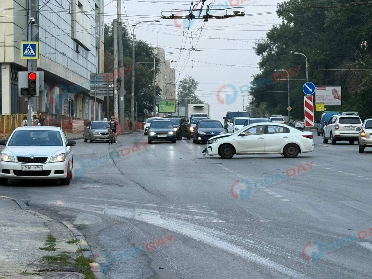 В Ростове на проспекте Стачки произошло ДТП:  ранним утром 4 августа на пересечении проспекта Стачки/улицы Интернациональная.  По словам очевидцев, столкнулись две легковушки — «Киа» и «Шкода». К счастью, пострадавших нет.   В результате аварии «Киа» перекрыла значительный участок проезжей части на Стачки в сторону центра, а «Шкода» - на Интернациональной в сторону центра.