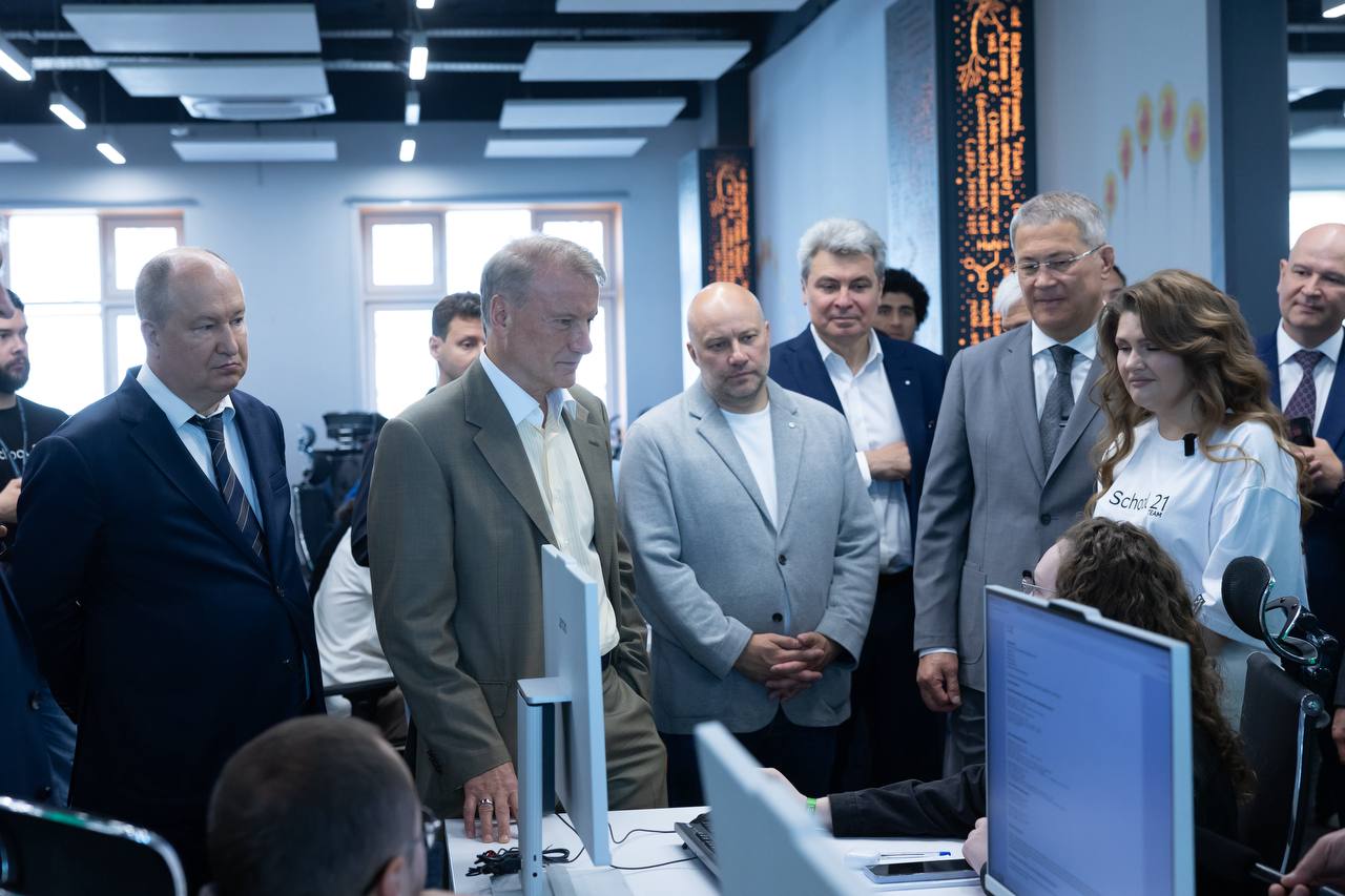 В Уфе открылся кампус «Школы 21», где совместно с Геномным центром будет запущен образовательный трек по биоинформатике. Здесь будут готовить специалистов нового поколения, способных интегрировать биологические знания с современными вычислительными методами для решения сложнейших задач в биомедицине и науке. Проект охватит ключевые направления биоинженерии и поможет формировать цифровую экономику региона. Первый отборочный этап уже стартовал: обучение проходят 369 человек из Башкортостана, в том числе из Оренбургской и Московской областей. А для школьников 12–14 лет будет открыто отдельное направление, где они смогут изучать программирование, интернет вещей и машинное обучение. «Школа 21» в Уфе — уникальный кампус, такого нет нигде. Уверен, сюда будут приезжать учиться люди со всей страны. Здесь есть потрясающие учёные в области геномики. Важно охватить все направления биоинженерии, и здесь в Уфе есть все возможности для этого», — сказал президент, председатель правления Сбера Герман Греф.