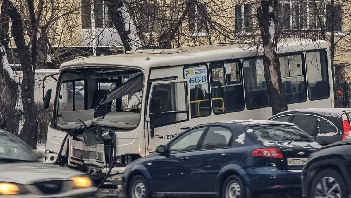 4 человека пострадали в аварии с автобусом в Екатеринбурге  Водитель потерял управление. В автобусе было десять человек, пострадали водитель и трое пассажиров.