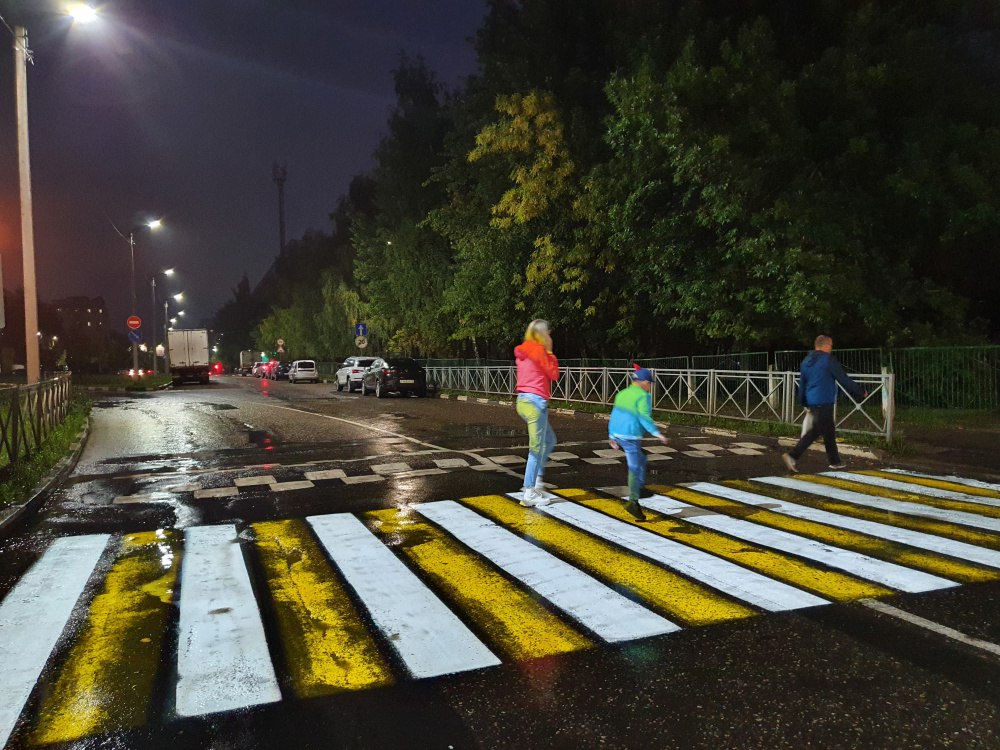 Усилили контроль за уровнем освещенности на пешеходных переходах В связи с сокращением светового дня видимость на дорогах ухудшилась Чтобы не допустить происшествий ежегодно в преддверии осенне зимнего сезона проводим обследование освещения на переходах Особое внимание участкам возле школ и детских садов Рейды организуют специалисты управления ЖКХ в рамках планового мониторинга и по сигналам жителей В октябре по результатам таких обследований заменили светильники на более мощные и установили дополнительные источники освещения на 8 зебрах Светлее стало переходить дорогу у школ 2 и 8 лицея 32 гимназии 1 на пешеходниках у детского сада 32 поликлинике для взрослых на Профсоюзной Сейчас также рассматриваем вопрос по установке дополнительных опор освещения на Петрковском бульваре Работы в этом направлении будем продолжать Это одна из важных мер для обеспечения безопасности пешеходов