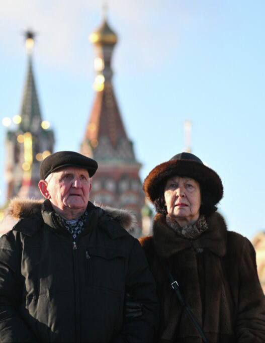 Средняя пенсия женщин в России выше, чем у мужчин. Согласно данным Социального фонда России, средняя пенсия у женщин составляет 23 249.58 рублей в месяц, в то время как у мужчин - 23 028.33 рублей в месяц.