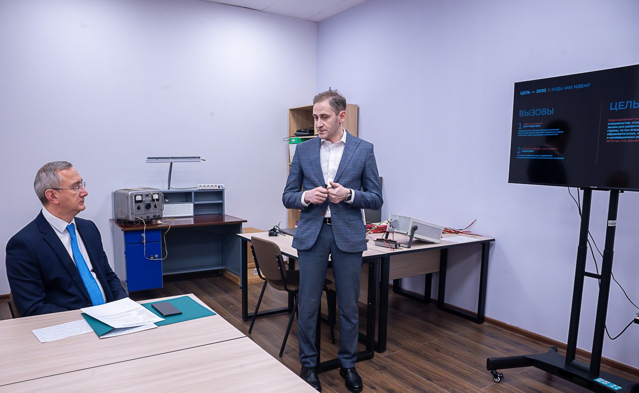 Калужский филиал МГТУ будет объединять науку инновации и искусство На площадке Калужского филиала МГТУ имени Баумана будет реализован проект цель которого сформировать новые направления подготовки инженеров объединяющие науку инновации и искусство Региональному минэку поручил проработать вопрос партнерства региона с бауманским университетом по этому проекту Уверен он будет интересен калужским компаниям предприятиям креативного сектора сообщил Владислав Шапша по итогам встречи с руководителем направления креативных технологий МГТУ имени Баумана Александром Гофманом Губернатор напомнил что Владимир Путин поставил задачу к 2030 году увеличить вклад креативных индустрий в экономику России до 6 Сейчас это 3 5