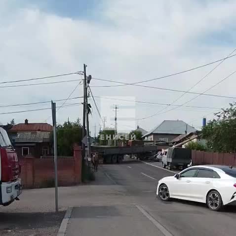 ДТП с КамАЗом в Красноярске: грузовик врезался в опору освещения