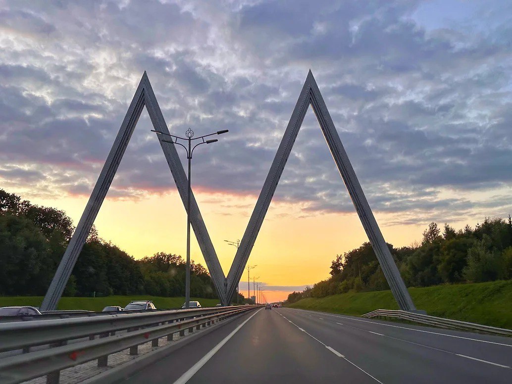 Строительство части дублера Оренбургского тракта оценили в 14 млрд рублей Общая стоимость проекта пока не рассчитана Речь идёт о федеральном финансировании В первую очередь планируется расширить участок Столбище Атабаево до четырёх полос затем дорогу в сторону села Усады Вариант трассировки выбран начинается детальное проектирование Фото Коммерсантъ Иван Буранов kommersantkazan