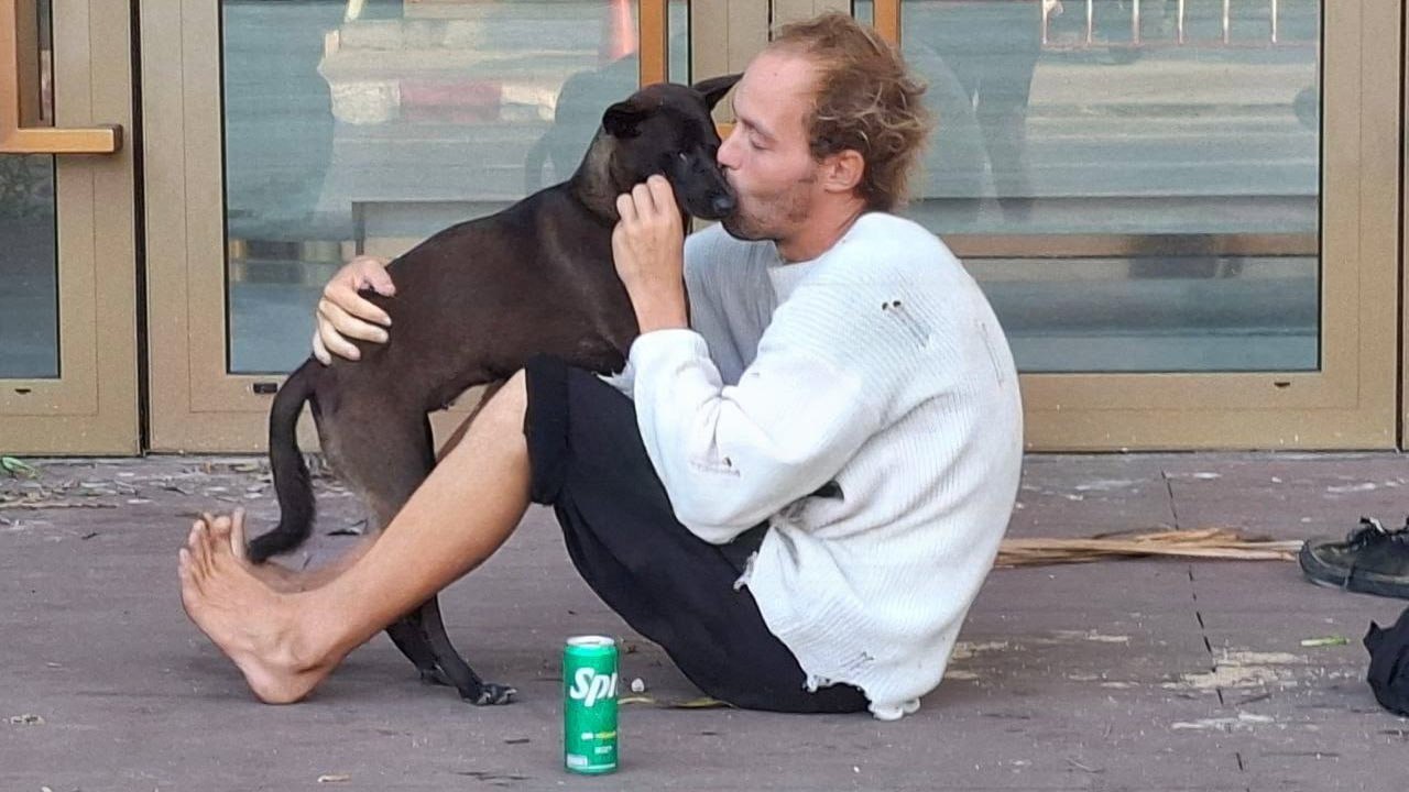 Питерский айтишник из за долгов сбежал в Таиланд и сменил имя Теперь он пьёт росу и ворует бананы лишь бы не платить деньги На 32 летнего Руслана завели как минимум 10 исполнительных производств из за долгов в 350 тыс проигранных на ставках Волонтёры рассказывают что теперь он обитает у моря умывается в лужах и устраивает драки с бездомным Россиянин также сменил имя на Нарли Свуо Прямой эфир