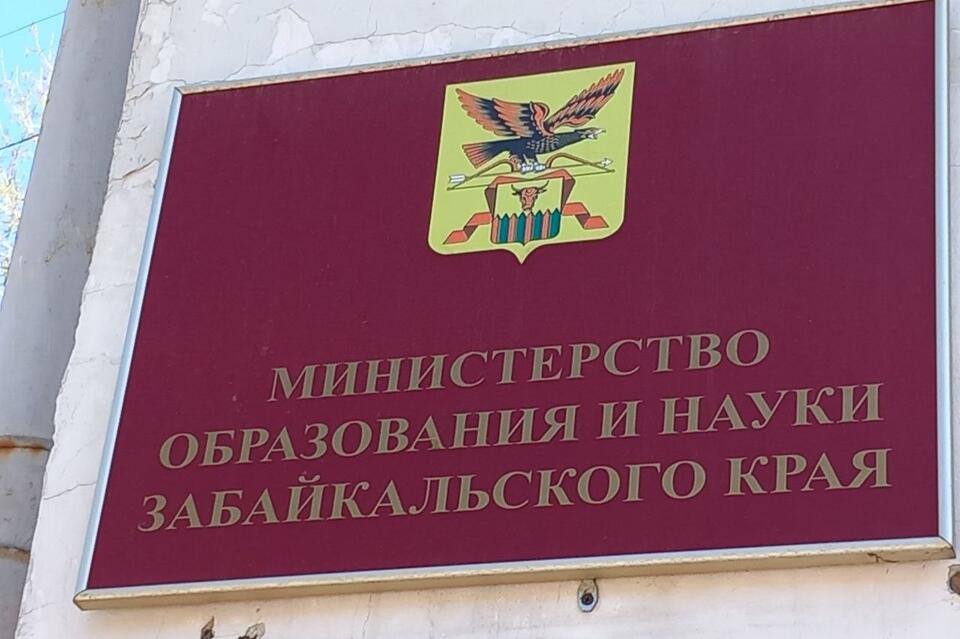 Прокуратура проверила краевое министерство образования и обнаружила ряд коррупционных нарушений  По результатам проверки, было выявлено, что семь госслужащих министерства предоставили недостоверные сведения о доходах и обязательствах имущественного характера за 2023 год. Двое занизили полученный доход в общем размере на 700 тыс. рублей, а еще двумя не указаны 6 счетов в банках, общий объем поступления денежных средств на которые в прошлом году превысил 2,5 млн рублей.  Кроме того, один человек на 350 тыс. рублей занизил доход от продажи автомобиля, а еще двое не уведомили представителя нанимателя о выполнении ими иной оплачиваемой работы.  Всё никак не могут набить свои карманы…  ZAB.RU