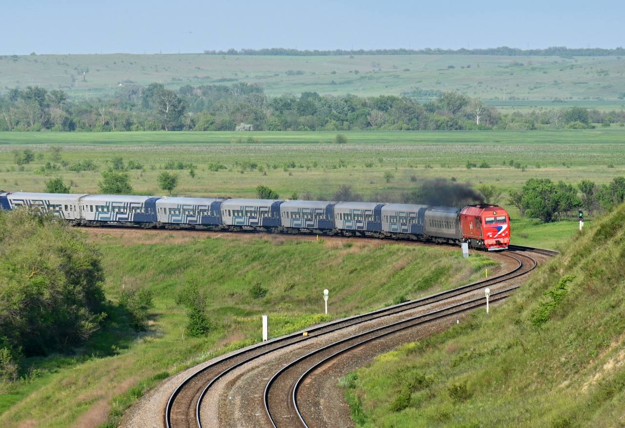 Самое время планировать поездку в Крым на майские праздники Сейчас продажа билетов на поезда Таврия и Таврия Экспресс открыта на даты до 11 мая включительно Как правило это период высокого спроса на билеты и ближе к майским праздникам выбор мест может быть сильно ограничен   В этом году в мае отдыхаем дважды по три дня с 1 по 3 мая и с 9 по 11 мая Таким образом нас ждут шесть выходных дней между которыми будет пять рабочих Продажа билетов на поезда Таврия открывается за 90 суток В майские праздники помимо привычных круглогодичных поездов уже будет курсировать ускоренный поезд 17 18 Москва Симферополь С конца апреля он будет доходить от Москвы до Керчи ровно за сутки Кроме того в Крым уже будут курсировать поезда 173 174 Москва Евпатория и 179 180 Санкт Петербург Евпатория
