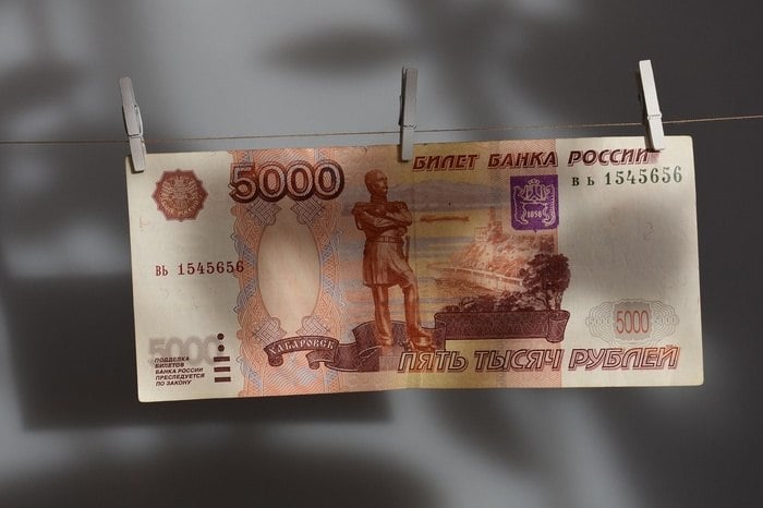 Зарплаты свердловчан выросли до 85 тысяч рублей  Средняя зарплата в Свердловской области в марте 2025 года выросла до 85 190 рублей. По данным Свердловскстата, за год она увеличилась на 15%.  Больше всего получают финансисты и страховщики — их зарплата составляет 145 383 рубля, IT-специалисты получают в среднем 138 551 рубль, учёные, занимающиеся научными исследованиями и разработками — 129 674 рублей, а те, кто добывает полезные ископаемые — 101 202 рубля.  Средние зарплаты медиков составили 78 891 рубль, педагогов — 70 439 рублей, строителей — 80 871 рубль, продавцов — 74 754 рубля. Быстрее всего в регионе, по официальной информации, росли зарплаты в сфере культуры, спорта, организации досуга и развлечений — до 85 501 рубля.  Стоит уточнить, что эти суммы до вычета подоходного налога, а вот чистыми на руки в марте свердловчане получили в среднем 74 115 рублей, пишет E1.RU.