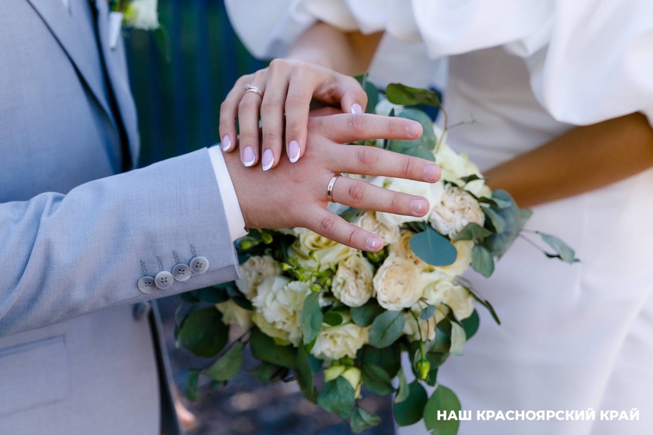 Раз в месяц в отделах ЗАГС Красноярского края не будут расторгать браки В такие дни специалисты органов ЗАГС совместно с психологами проконсультируют пары столкнувшиеся с трудностями и предложат дополнительную помощь Регистрировать разводы в эти даты не будут рассказали в Агентстве ЗАГС региона Ближайший день без развода пройдет 14 февраля