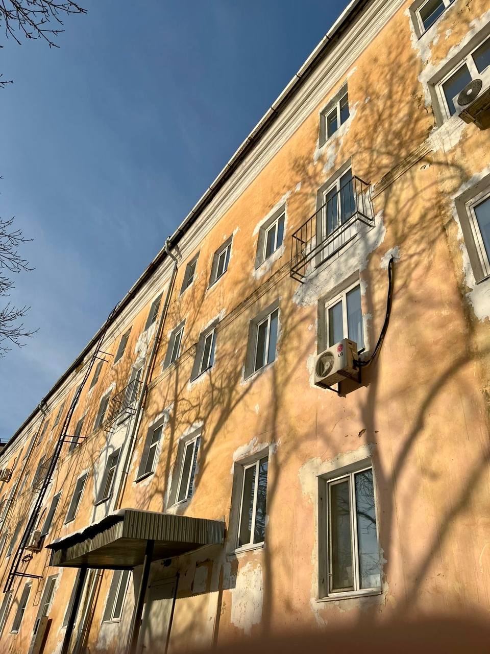 В Хабаровске по иску прокурора на Тихоокеанский государственный университет возложена обязанность провести техническое обследование учебных корпусов  Прокуратура Краснофлотского района г. Хабаровска проверила исполнение законодательства об образовании.  Поводом для проведения проверки стали, в том числе сообщения в средствах массовой информации о ненадлежащих условиях обучения в Тихоокеанском государственном университете.   Проверка показала, что шесть учебных корпусов учреждения высшего образования «Тихоокеанский государственный университет» находятся в неудовлетворительном состоянии и требуют проведения технического обследования для определения возможности их дальнейшей эксплуатации.  С 2020 г. по 2024 г. в них проводились выборочные капитальные и текущие ремонты, которые позволили устранить выявленные дефекты. Однако уже осенью 2024 года состояние зданий не позволило продолжить обучение студентов, учащиеся переведены в другие корпуса учреждения.  Прокуратура внесла руководителю университета представление, а затем обратилась в суд с исковым заявлением о возложении на ТОГУ обязанности провести техническое обследование состояния учебных корпусов по ул. Карла Маркса, Дикопольцева, пер. Студенческому в Хабаровске силами специализированной организации в соответствии с требованиями государственных стандартов.   Краснофлотский районный суд г. Хабаровска исковые требования надзорного ведомства удовлетворил, исполнение решения суда постановлено на контроль прокуратуры.