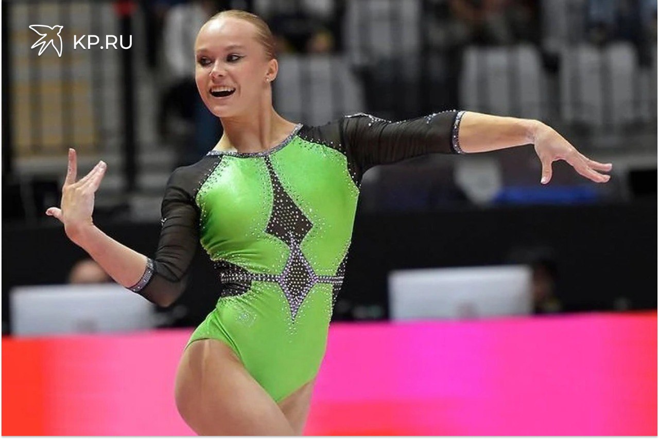 Воронежская гимнастка Мельникова выступит на чемпионате Германии 3 кратная чемпионка мира по спортивной гимнастике Ангелина Мельникова из Воронежа выступит за команду TSV Tittmoning Chemnitz в чемпионате Германии Наша землячка примет участие в одном туре клубного немецкого турнира В заявку команды Гели на предстоящий тур вошли 12 спортсменок из четырех стран Германии России Австрии и Швейцарии Мельникова 13 ноября прилетела в Германию Сегодня у нее выходной На 14 ноября запланировано опробование на 15 е выступление Напомним что на чемпионате мира 2025 в Джакарте воронежская гимнастка повторила достижение легендарной белгородки Светланы Хоркиной Выиграв золото в многоборье Геля стала второй после Хоркиной 2 кратной чемпионкой мира в самом престижном виде До этого Мельникова выиграла личное многоборье в октябре 2021 года в японском Китакюсю Кстати в столице Индонезии Мельникова трижды поднималась на пьедестал К золоту в многоборье добавила первое место в опорном прыжке и второе на разновысоких брусьях
