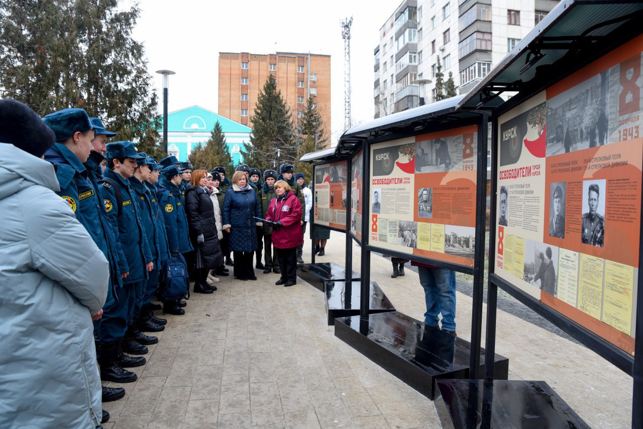 Освободителей Курска вспомнили поименно  В сквере рядом с библиотекой им. Асеева открылась выставка «Освободители города Курска» - о командирах и рядовых защитниках.  Александр Преображенский из Золотухинского района – наводчик миномета, уничтожал противника под непрекращающимся огнем.   Владимир Птицын из Курска вместе с товарищами проник в тыл врага, выявил места сосредоточения техники.  Далекие февральские события 1943 года сегодня остро резонируют в сердцах курян. В приграничье, как и 82 года назад, идут бои.   – За время оккупации в 1941-1943 годах было уничтожено 98 % инфраструктуры Курска, – напомнил председатель городского совета ветеранов Иван Малков. – Но город был заново отстроен. И сегодня мы верим в скорейшее освобождение нашей земли. Наши защитники демонстрируют мужество, героизм, стойкость духа.  Экспозицию подготовил Центр историко-культурного наследия города Курска. На первой экскурсии побывали студенты Курского автотехнического колледжа.  ФОТО: Руслан Журкин/РИА «Курск»