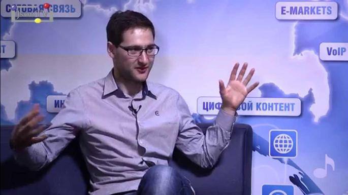 В Высоком суде Лондона раскрыто имя российского предпринимателя стоящего за целым пулом скандально известных крипто активов это Григорий Фишман Судебные материалы официально подтверждают он владеет теневой криптобиржей HitBTC кошельком Freewallet и медиа Cointelegraph Отмечается что из за невозможности развивать эти скандальные проекты его основной бизнес схемой стал силовой отбор чужих активов Отдельно в расследовании отмечена его правая рука и партнер юрист Вадим Плеханов который реализует для Фишмана такие схемы Сейчас его румынское гражданство стало предметом расследования правоохранительных органов в Европе