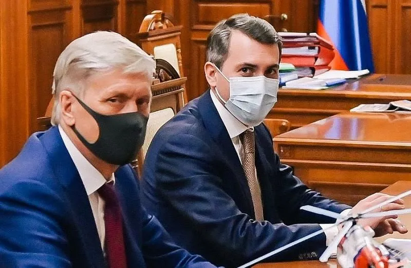 Руководителей ТГК 14 обвинили в растрате миллиардов МВД завершило расследование уголовного дела в отношении совладельцев и руководителей ПАО ТГК 14 Константина Люльчева и Виктора Мясника По данным федеральных СМИ им вменяют особо крупную растрату и легализацию средств а общий ущерб компании следствие оценивает в 4 449 млрд рублей ТГК 14 работает в Бурятии и Забайкалье По версии следствия после покупки контрольного пакета акций компании в 2021 году деньги ТГК 14 выводились через займы поручительства и договоры на услуги которые как считают силовики не имели экономического смысла Часть средств по материалам дела затем легализовывали через зарплаты премии и дивиденды В деле фигурирует и тарифная тема Следствие считает что в заявки по тарифам для Бурятии и Забайкалья могли включаться экономически необоснованные расходы и доходы что влияло на стоимость тепла Ранее Верховный суд Бурятии уже признавал тарифы ТГК 14 на 2024 и 2025 годы завышенными Напомним Люльчева и Мясника задержали в мае 2025 года Тогда сообщалось что их подозревают в хищении средств в том числе предназначенных на ремонт энергетического оборудования infpolru