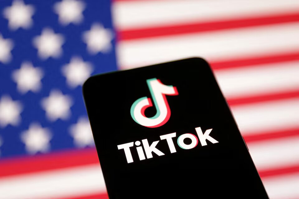 TikTok разработает новую версию приложения для продажи в США — СМИ TikTok готовит новую версию приложения для пользователей в США в преддверии продажи инвесторам. Об этом сообщило издание The Information со ссылкой на источники. По их данным, TikTok разработал план запуска нового приложения с 5 сентября. Действующая версия будет работать до марта 2026 года. Президент США Дональд Трамп заявил, что 7-8 июля начнет переговоры с Китаем о возможной сделке по TikTok. В июне он в третий раз продлил срок, в течение которого китайская компания ByteDance должна продать американские активы TikTok, до 17 сентября. Новости Китая ЭКД