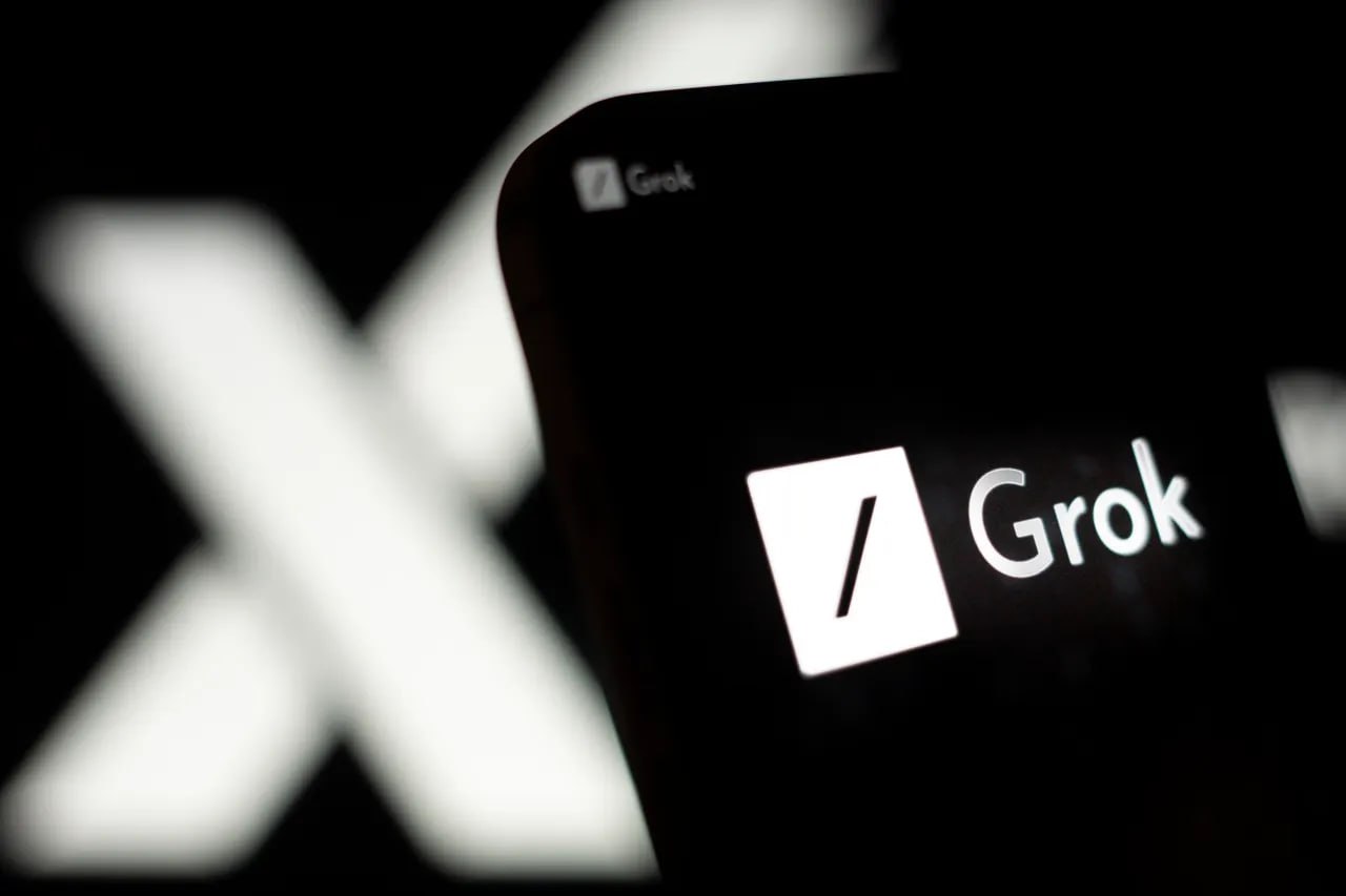 Чат-бот Grok рассказывает пользователям X о «геноциде белых» в Южной Африке Странные ответы давал аккаунт Grok в X, который генерирует посты с помощью ИИ, когда пользователь отмечает . При получении вопросов на различные темы чат-бот многократно рассказывал о «геноциде белых» и упоминал песню «Убей бура», которая появилась во время борьбы с апартеидом. Неуместные и несвязанные ответы Grok – еще одно подтверждение, что нейросети не всегда могут быть надежным источником информации. В последние месяцы разработчики моделей ИИ столкнулись с проблемами в модерации ответов своих чат-ботов, что приводило к странным и непредсказуемым реакциям. Фоточка: techcrunch.com