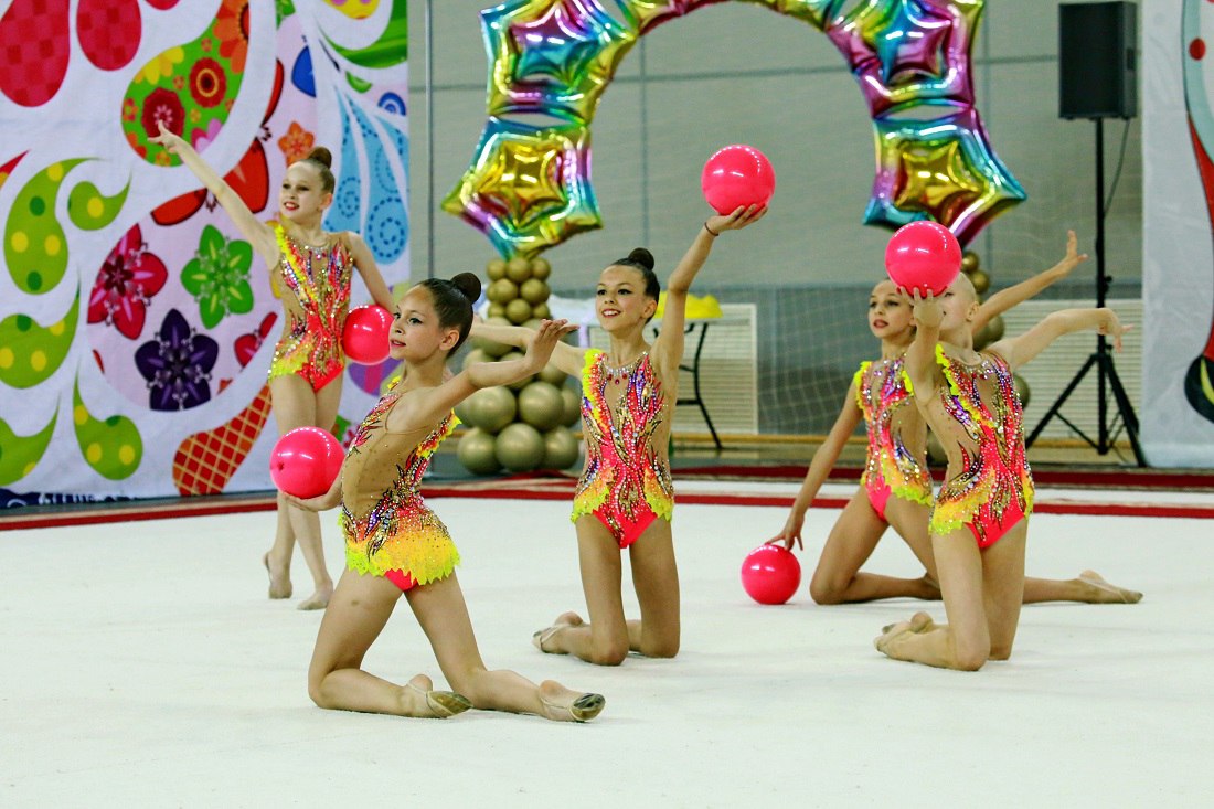 Какие соревнования примет Новосибирск в 2026 году Девять международных и более 100 всероссийских турниров организуют в нашем городе в ближайшие месяцы Некоторые направления на таком высоком уровне будут в Новосибирске представлены впервые В июне в ЛДС Сибирь состоится чемпионат РФ по гиревому спорту Он входит в двадцатку самых популярных по числу занимающихся в нашей стране В мае к нам съедутся поклонники японского боевого искусства кендо сильнейшие фехтовальщики на мечах из разных регионов поборются за победу в главном турнире страны В марте и апреле Новосибирск примет первенства России по сноуборду и по фристайлу среди юношей и девушек в июне чемпионат страны по спортивной борьбе в августе финал Кубка России по стрельбе из лука Также в Новосибирске пройдёт чемпионат РФ по роллер спорту А уже через две недели с 24 февраля впервые в нашем городе стартует финал зимней спартакиады учащихся России по кёрлингу Подписаться на канал