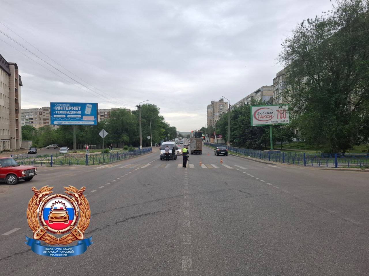 В Луганске сотрудники полиции разбираются в обстоятельствах дорожного происшествия, в котором пострадал несовершеннолетний пешеход 29 мая 2025 года примерно в 9 часов 20 мин на ул. Победоносная водитель автомобиля совершил наезд на несовершеннолетнего пешехода. Установлено, что 52-летний мужчина, управляя автомобилем «ГАЗ», совершил наезд на 15-летнего парня, который переходил проезжую часть дороги вне пешеходного перехода, а именно в месте, где ранее располагался нерегулируемый пешеходный переход. В результате ДТП пешеход с травмами различной степени тяжести был госпитализирован в медицинское учреждение. По факту ДТП сотрудники полиции проводят дальнейшую проверку. ‼ ГИБДД напоминает пешеходам: переходите дорогу в строго установленных местах! Будьте предельно внимательны, аккуратны и осторожны! Уважаемые родители, регулярно напоминайте своим детям о недопущении ошибок на дороге!