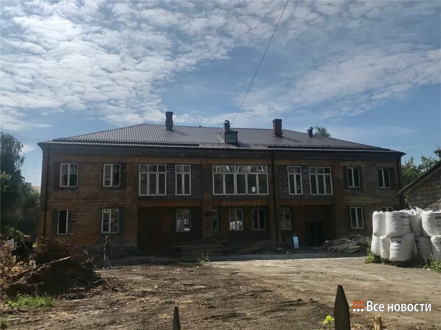 После капитального ремонта в тагильском эндоцентре станет больше услуг  Продолжается капитальный ремонт единственного в городе эндокринологического центра на улице Октябрьской революции. За контракт боролись три компании, победила в итоге фирма «Уралстрой». Она предложила наименьшую цену — 57,7 млн рублей, снизив начальную стоимость почти на 10 млн рублей. Подрядчик полностью заменит инженерные сети, перепланирует помещения и обновит фасад.  Эндокринологический диспансер, входящий в состав Демидовской городской больницы, построен еще 65 лет назад. За это время здесь проводили лишь локальные ремонты.  Сейчас здесь завершают демонтаж старых конструкций. Как рассказал ИА «Все новости» прораб стройки Юрий Казанцев, эта часть работ оказалась сложнее, чем ожидалось изначально.  «Некоторые перегородки и дверные проёмы оказались в аварийном состоянии. Например, обнаружились участки, где шлакоблок буквально висел без опорных балок. Пришлось вносить коррективы в проект и усиливать конструкции», — рассказал он.