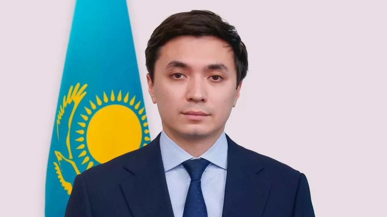 Дмитрий Мун рассказал за сколько дней может сделать сайт Вице министр ИИ и цифрового развития сегодня поднял важную тему ИИ может оставить без работы в Казахстане 2 5 млн человек автоматизировав их работу Сослался он на прогноз который ведет минтруда и рассказал о своем опыте Мы совместно с миннауки и высшего образования выстраиваем курсы на переобучение В принципе программисты этого не боятся Они продолжают правильно использовать ИИ Если я ранее как программист мог делать один сайт за две недели то с помощью ИИ я могу делать один сайт за один день сказал Дмитрий Мун digitalbussinesskz