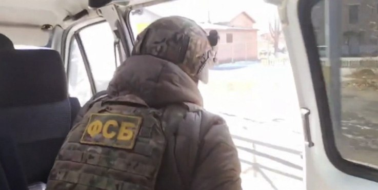 В Забайкалье приговорили к 12 годам лишения свободы участника террористической организации Забайкальца участника террористической организации 2 й Восточный окружной военный суд приговорил к 12 годам лишения свободы В результате оперативных и следственных действий установлено что мужчина вступив в ряды запрещённой в России международной террористической организации пропагандировал её идеи направленные на свержение основ конституционного строя России а также вовлекал в противоправную деятельность третьих лиц Кроме того злоумышленник регулярно переводил денежные средства на счета террористической организации