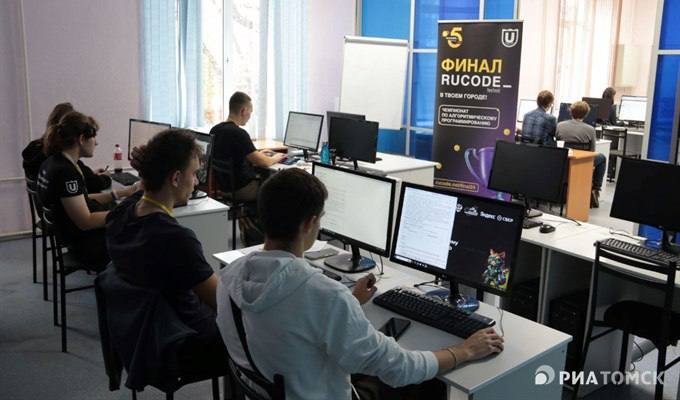 Финал чемпионата RuCode состоялся в ТГУ    В рамках фестиваля RuCode в университете прошёл финал чемпионата по алгоритмическому программированию. В нём приняли участие 12 команд из томских вузов.  Организаторами являются ведущие российские вузы. А среди партнёров — IT-компании, в частности «Сбер» и «Яндекс», генеральный партнёр – МТС. Событие проходит в более чем 20 городах страны. ТГУ – одна из таких площадок.  Директор Сибирского  Томского  центра изучения искусственного интеллекта Дарья Мацепуро:   — Второй год подряд мы являемся федеральной площадкой всероссийского фестиваля RuCode по алгоритмическому программированию и искусственному интеллекту. На нашей площадке проходит трек по алгоритмическому программированию. Это финал всероссийского чемпионата.  Текст и фото: РИА Томск.   ———————————