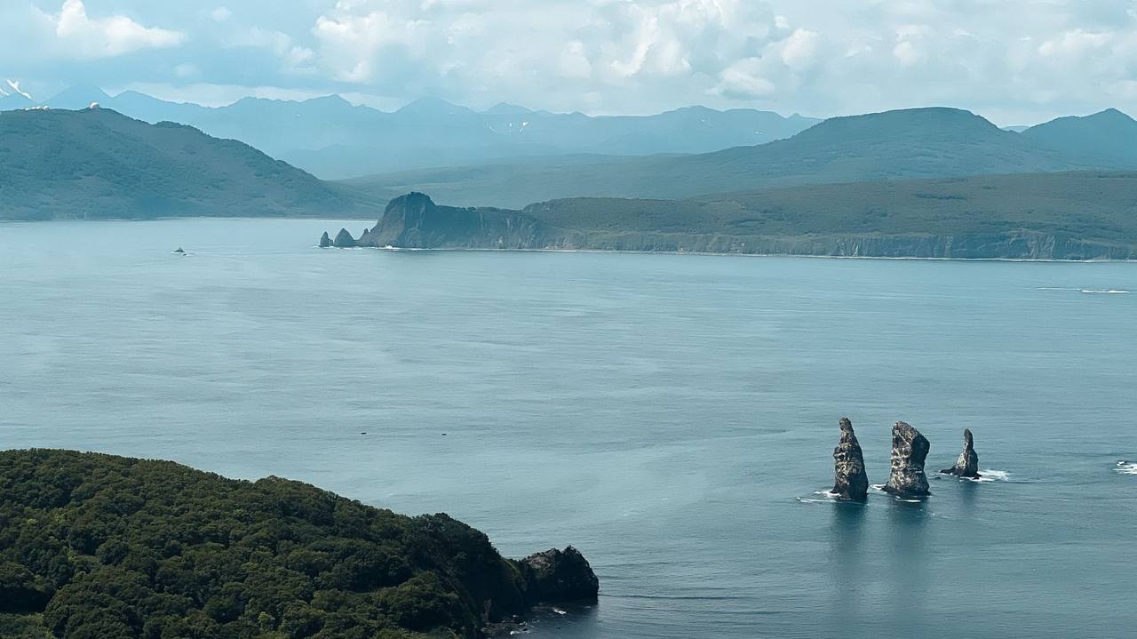 Морской охотник исчез на Русском острове во Владивостоке На Русском острове пропал человек, сообщает МЧС России по Приморскому краю. По данным ведомства, мужчина отправился на подводную охоту в районе бухты Аякс 9 июля, но на сушу он так и не вернулся. Волонтеры, силовики и спасатели объединили силы ради поиска потерявшегося приморца.