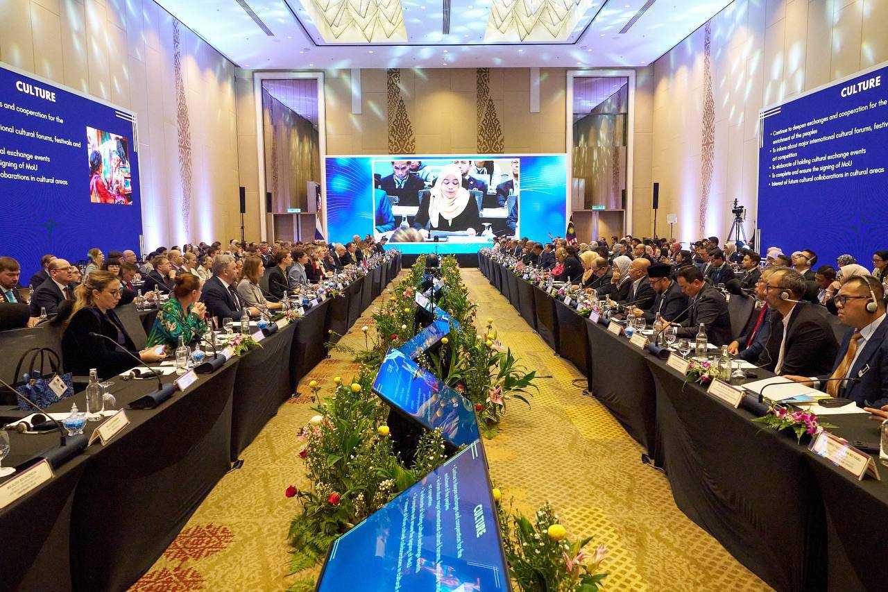 Ректор Игорь Германов презентовал возможности ПГНИУ на первом Российско Малайзийском образовательном форуме В событии под руководством министра науки и высшего образования России Валерия Фальков участвуют ректоры ведущих вузов страны Игорь Германов на форуме рассказал об опыте международной деятельности университета а также представил образовательные программы для потенциального сотрудничества с вузами Малайзии Особый интерес вызвали программы естественнонаучных факультетов а также связанные с деятельностью Краевой инженерной школы Фотоника новые материалы и приборостроение Завтра 13 ноября ректор выступит на Образовательной выставке на базе Российского центра науки и культуры в Малайзии