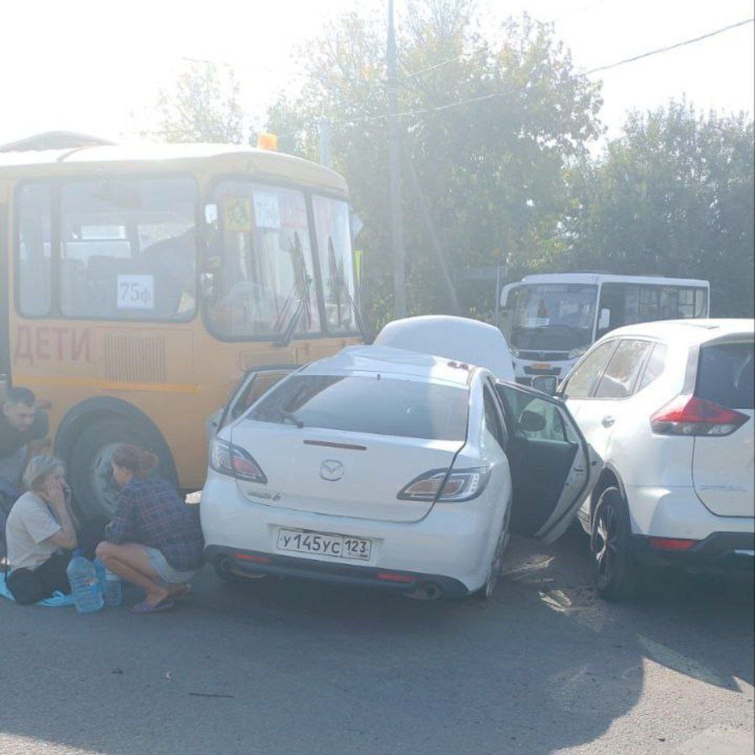 ДТП со школьным автобусом в Краснодаре   На видео присутствуют нецензурная лексика   Сегодня днём в станице Елизаветинской произошло ДТП с участием трех иномарок и школьного автобуса.   Предварительно установлено, что водитель автомобиля «Мазда» допустила проезд на запрещающий сигнал светофора и столкнулась с автобусом «Паз» и другими иномарками.  В результате ДТП никто не пострадал. В момент аварии в автобусе пассажиров не было, он направлялся в школу.     Новороссийск ДТП