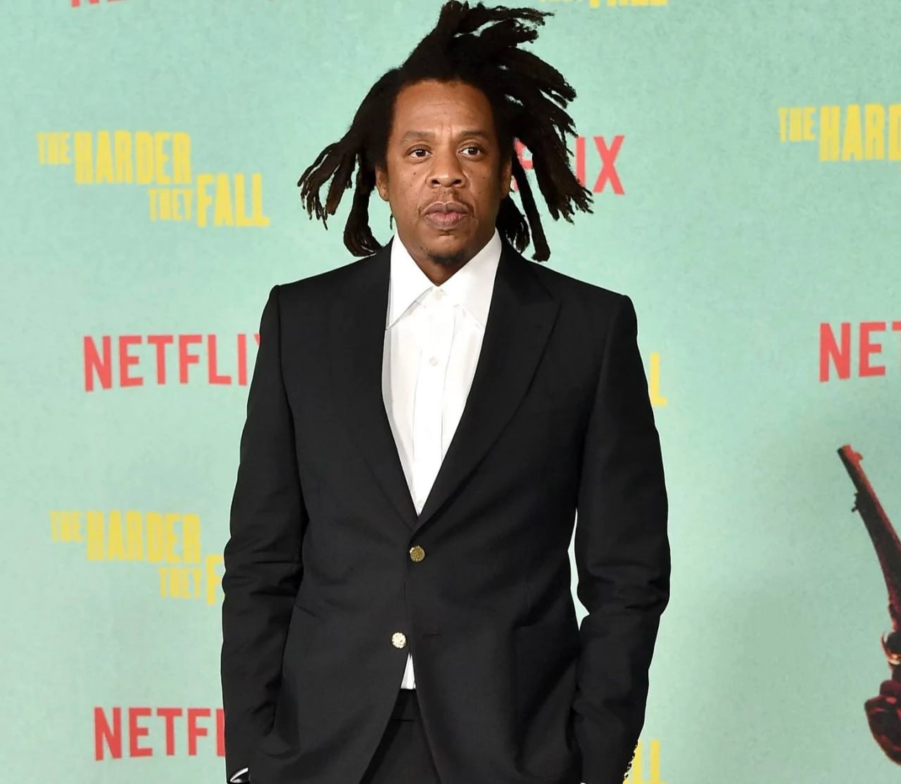 Forbes назвал Jay Z самым богатым музыкантом мира По данным Forbes к декабрю 2024 года состояние Jay Z достигло 2 6 миллиарда долларов что делает его самым богатым музыкантом мира Половина этой суммы приходится на успешную музыкальную карьеру а остальная часть на бизнес проекты Рэпер настоящее имя которого Шон Кори Картер развивал алкогольный бизнес собирал коллекцию произведений искусства управлял музыкальным каталогом и вложился в компании Block и Uber В 2019 году Jay Z вошел в историю как первый миллиардер в мире хип хопа Telegram Instagram Facebook Читать на узбекском