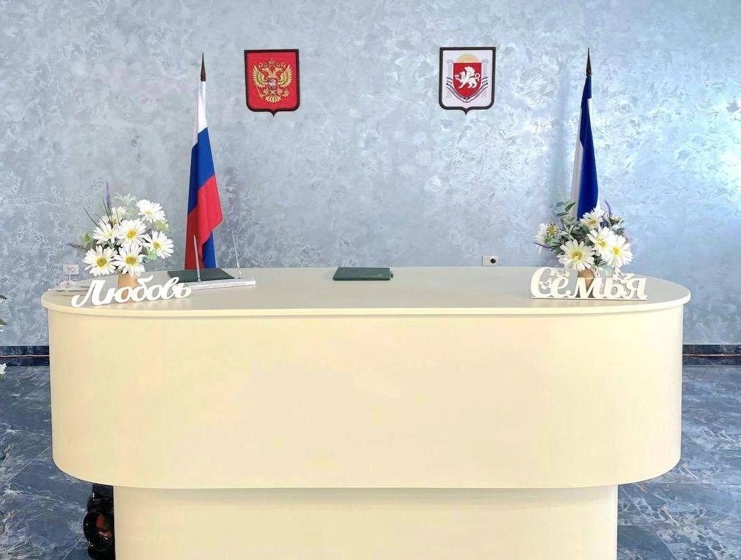 В Крыму в День семьи, любви и верности состоится более 150 свадеб Также запланировано множество торжественных мероприятий, включая порядка 50 имянаречений, более 30 юбилеев супружеской жизни и чествование многодетных семей. К празднику отделы ЗАГС украшают свои залы в тематическом стиле. Главным атрибутом интерьеров станут ромашки, символизирующие семью, любовь и верность. #РеспубликаКрым
