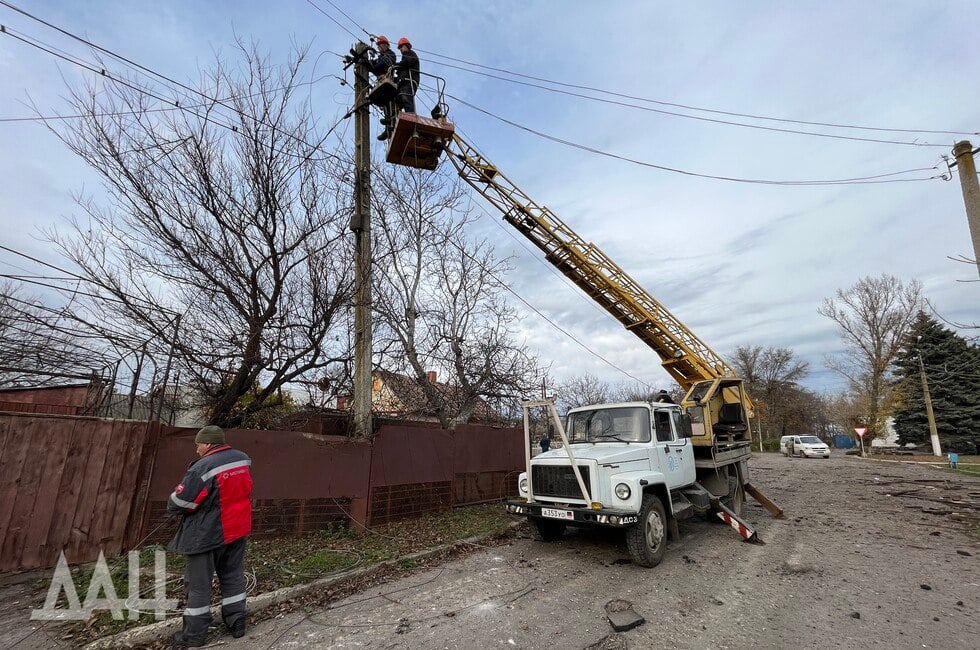 Центр Горловки остался без света после обстрела ВСУ  ДАН:    Написать в чат-бот  Об этом сообщают местные власти.  По их информации, в центральном районе без электричества более 16 тысяч абонентов. Еще около 3100 абонентов обесточены в жилмассиве Комсомолец.  Читать полностью