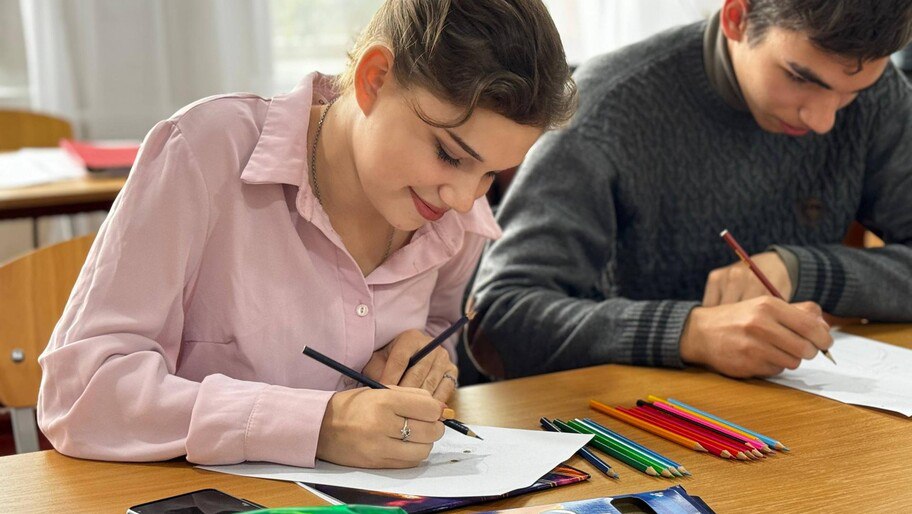 Утвержден список специальностей для стипендии Президента Кто сможет ее получить Правительство утвердило перечень из более чем 300 специальностей и направлений подготовки по программам отвечающим приоритетам научно технологического развития России В первую очередь это математические естественные гуманитарные науки инженерное дело и технологии оборона и безопасность медицина сельское хозяйство образование и педагогика На стипендию могут претендовать студенты третьего курса и старше которые учатся на отлично ведут научную деятельность и вовлечены в исследования   Подписаться