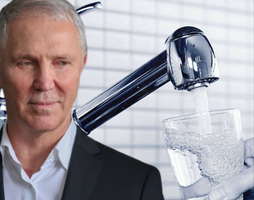 В водный коллапс: люди без воды и надежды, а чиновники — с пустыми обещаниями Вода едва доходит до седьмого этажа в Новой Каховке, а выше — полная сухость. Люди таскают воду вручную, мечтая лишь о возможности умыться и напиться без мучений. Особенно тяжело живётся жителям ТУ Любимовка — там люди находятся без воды почти два года. При этом водоканал продолжает брать плату по одинаковым квитанциям, несмотря на отсутствие реального водоснабжения. Вода либо не подаётся, либо идёт без учёта счётчиков, которые, к слову, установлены и оформлены. Местные жители жалуются, что на территории водоканала им запрещают набирать воду, ссылаясь на возможные «прилёты», при этом сами работники водоканала подобные меры игнорируют. Такое отношение вызывает недоумение и гнев — ведь речь идёт о базовом праве человека на воду. Есть и слабая надежда: на водонапорной башне в ТУ Любимовка уже второй день идут работы по бурению, вроде бы появились средства на восстановление башни, которая не работала более трёх месяцев. Проблемы с водой остро стоят и в других населённых пунктах округа: в Каирах, Горностаевском, Голопристанском, Рыбальченском, Збурьевском и Гладковском лесничествах. В селе Каиры в один из дней сгорело пять домов, а на всю улицу оказалось всего семь вёдер воды — катастрофическая нехватка воды мешает даже тушению пожаров. В условиях военных действий это превращается в реальную угрозу жизни и здоровью. ‼ Жители требуют признать ситуацию чрезвычайной и принимать реальные меры, а не отчитываться о формальных «достижениях». Тем временем люди продолжают бороться с жаждой, жарой и опасностью пожаров, оставаясь один на один с проблемой, которую могли бы решить компетентные и ответственные чиновники. Но пока вместо воды — лишь пустые обещания и сухие краны. Подписаться Родная Таврия Бот за уникальные новости — вознаграждение