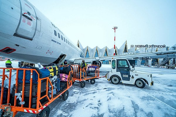 За праздничные дни аэропорт Новый Уренгой обслужил более 26 тысяч пассажиров  Аэропорт Новый Уренгой подвел итоги работы в новогодние праздники. С 28 декабря 2024 г. по 8 января 2025 г. услугами авиагавани воспользовались 26 тысяч пассажиров. Об этом сообщает AVIA.RU.  В период новогодних праздников производственные службы аэропорта обслужили 354 рейса. Самым напряженным днем в работе авиаузла стало 29 декабря 2024 г. В этот день аэропорт обслужил более 3,5 тыс. пассажиров более чем на 50 рейсах.  Пятерку наиболее загруженных направлений в этот период составили Москва, Уфа, Тюмень, Новосибирск и Минеральные Воды.  aviaru.net/n279357