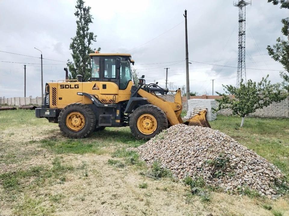 В Ровеньках меняют более 11 километров водовода В Ровеньках ведется капитальная реконструкция водовода, соединяющего Курган и Новодарьевку. По информации от местных властей, протяженность ремонтируемого водовода составит 11,1 км. Основная масса ремонтных работ будет осуществляться путем прокладки новой трубы внутри существующей. Небольшой отрезок, около 0,6 км, будет полностью заменен открытым способом на новом участке, расположенном за пределами промышленных зон. - Работы выполняются в рамках шефской помощи Республики Коми, - рассказали в региональном правительстве.