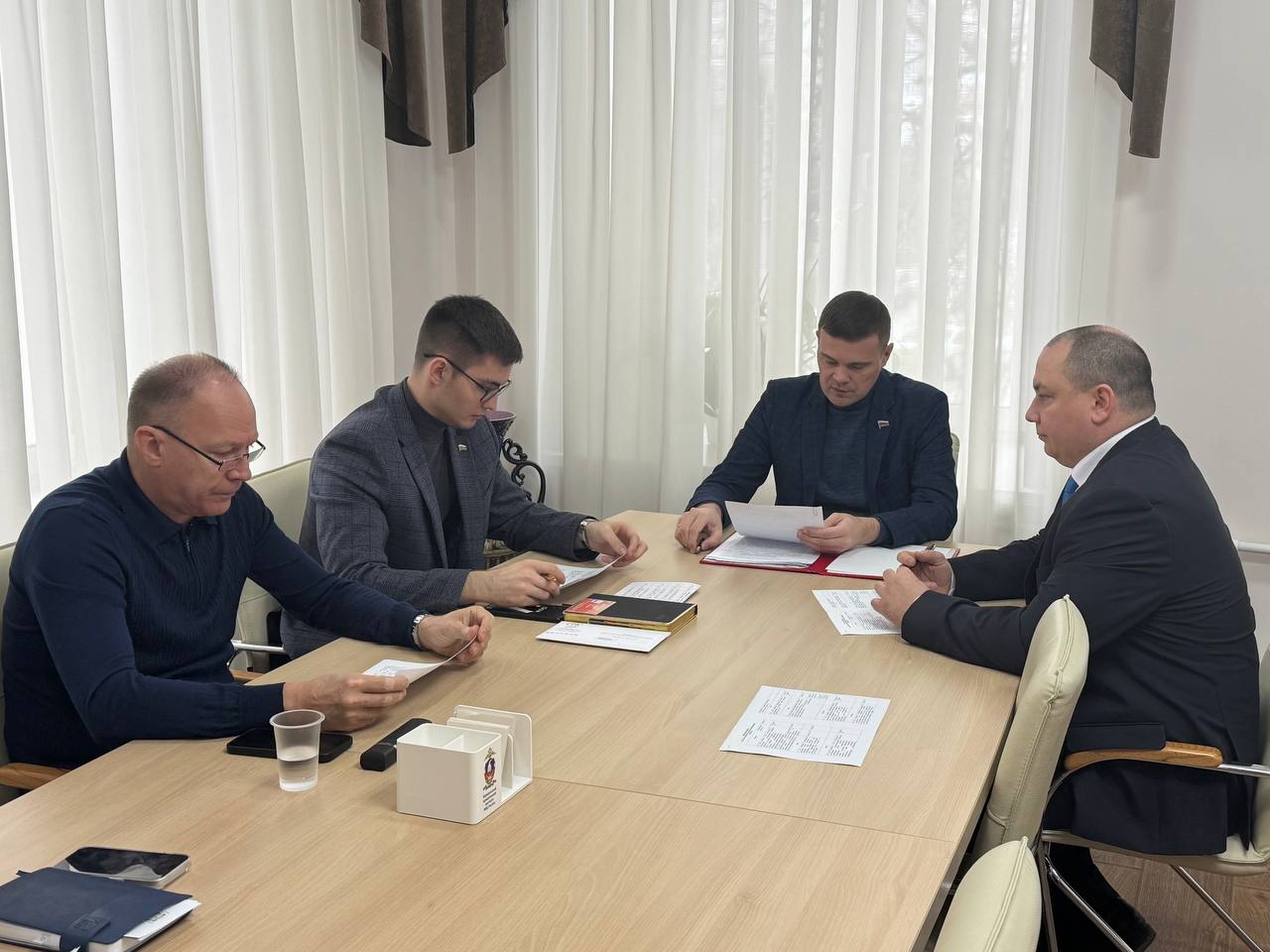 Захар Торычев Рассмотрели кандидатуры в территориальные избиркомы и поправки к положению о сельских администрациях Данные вопросы были обсуждены на заседании комитета по законности и местному самоуправлению БГД Глава администрации Индустриального района города Барнаула Денис Летягин рассказал о необходимости внесения изменений в положение о сельских поселковых администрациях города Барнаула Так из пункта о предприятиях общественного питания кафе исключено указание на их сезонный характер что позволяет организовывать работу круглогодично Земельный участок под расположение таких нестационарных кафе оформляется без предоставления В связи с этим предлагается из полномочий сельских администраций исключить функцию по распоряжению земельными участками для размещения таких предприятий подробнее на канале Захар Торычев