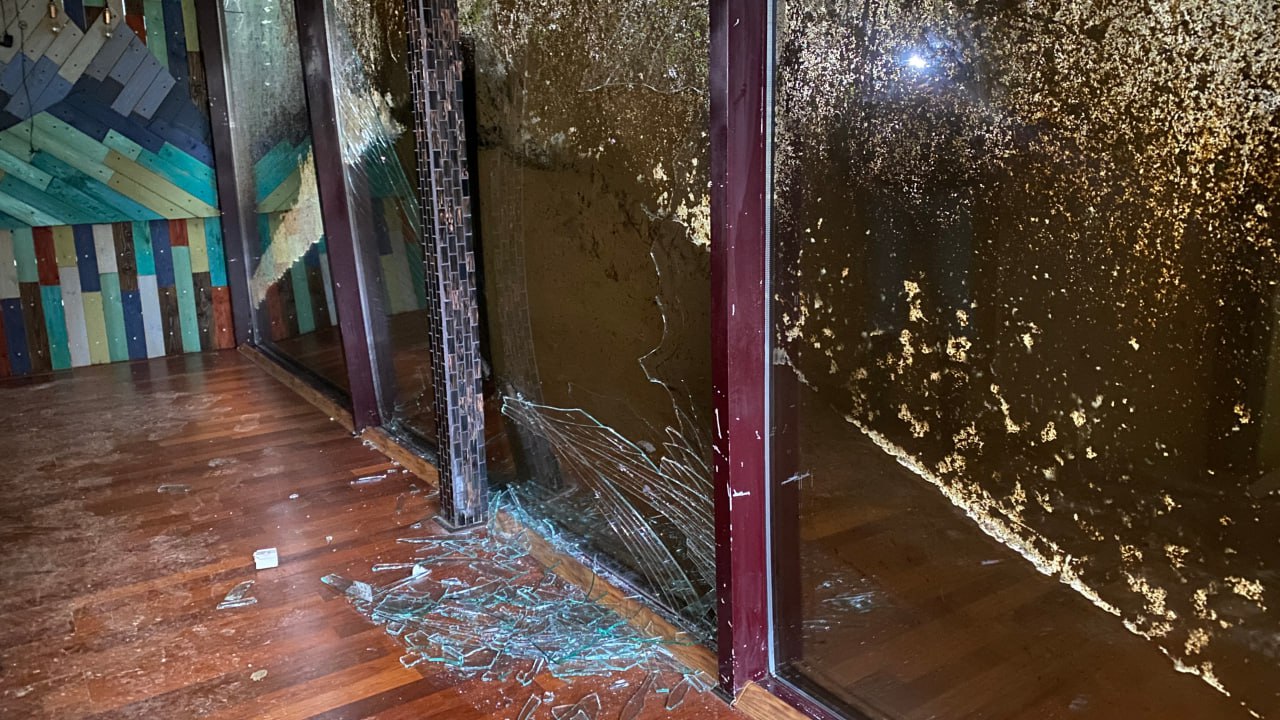 Школьники повредили теплую автобусную остановку В Якутске полиция выявила трех 11 летних школьников которые испортили имущество внутри теплой автобусной остановки на улице Красильникова Все подростки учатся в одном учебном заведении Проверка показала что один из мальчиков уже ранее состоял на учете в подразделении по делам несовершеннолетних Теперь профилактический учет назначен и двум другим участникам инцидента К административной ответственности привлечены и родители всех троих школьников Им выписали штрафы за неисполнение обязанностей по воспитанию детей В настоящее время по факту повреждения муниципального имущества продолжается проверка По ее итогам будет принято окончательное решение о дальнейших мерах в отношении подростков и их семей Фото Умаров Олег