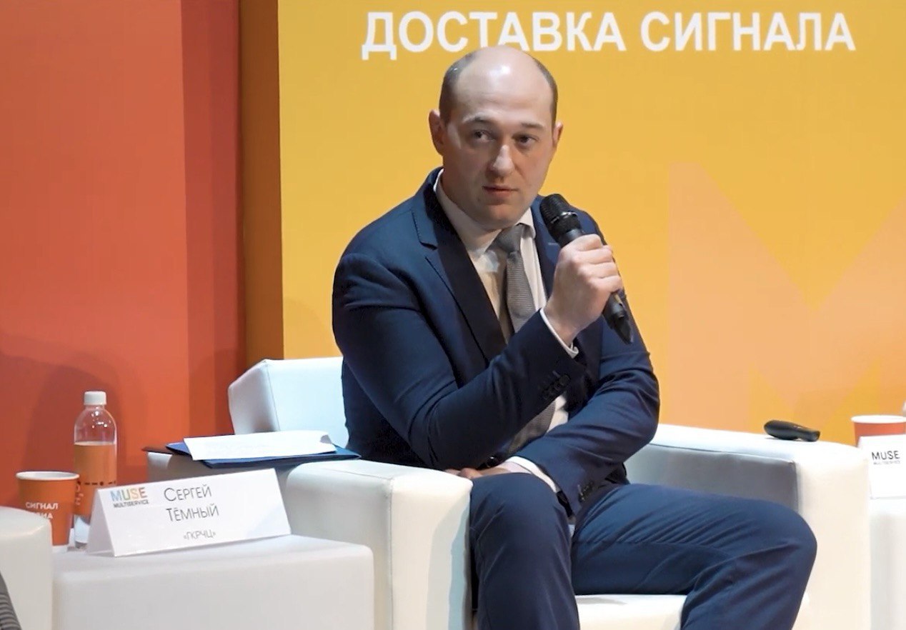 Сергей Темный возглавил ГРЧЦ Об этом гласят данные официального сайта Бывший директор центра специальных проектов указан врио гендиректора ГРЧЦ По нашим данным его предшественник Руслан Нестеренко занимавший пост главы радиочастотного центра с 2021 года покинул должность 8 октября Телекоммуналка