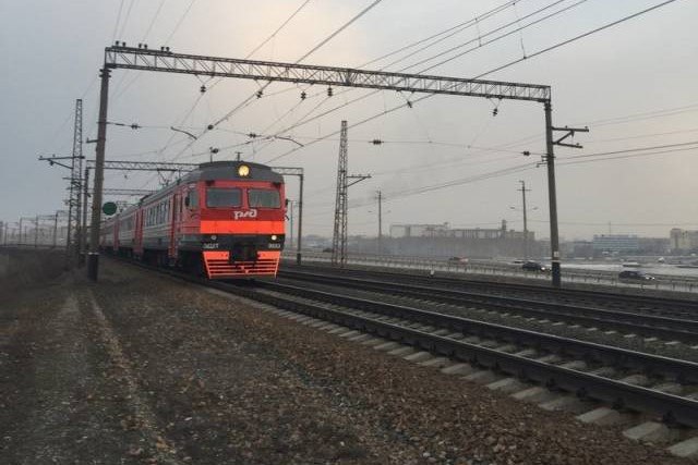 Под Новосибирском мужчина пытался зарезать пассажира электрички В Новосибирской области Болотнинский райсуд вынес приговор по делу о поножовщине в пассажирском электропоезде сообщением: «Новосибирск — Болотное». Инцидент произошел в июле прошлого года. По версии следствия, 36-летний житель Болотного напал на пассажира электрички с ножом, ударив свою жертву несколько раз в область жизненно важных органов. Потерпевшего спасли другие пассажиры, которые помогли мужчине отбиться, и он выжил. Следователи Восточного МСУТ СКР инкриминировали агрессору: ст. 30, ч. 1 ст. 105 УК покушение на убийство . Суд назначил фигуранту 7 лет колонии.