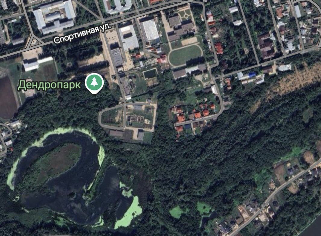 В Кинеле ввели режим ЧС Без воды остались котельные поликлиника почта магазины и объекты РЖД В городском округе Кинель введён режим ЧС По информации депутата самарской думы Дмитрия Асеева причиной стал разлив сточных вод Из за неисправной трубы коллектора сточные воды но после очистки разливаются в районе полуострова Заячий рядом с дендропарком в п Усть Кинельский Напомню это место является одним из любимых для жителей Усть Кинельского и всего г о Кинель Как сообщают жители при последней реконструкции станции ещё когда водоканал был муниципальным из работ убрали капитальный ремонт трубы коллектора Экономия обернулась режимом ЧС пишет депутат Власти Кинеля оповестили жителей днём 13 января что диспетчер Кинельской ТЭК сообщил об аварийном отключении водоснабжения на северной стороне города в связи с утечкой из грунта Под отключение попали ул Ж Д Советская 6А 8 8А 3А МКД Советская Щорса Набережная Лермонтова Рабочая М Горького Степная пер Милицейский О Кошевого Жуковский Панфиловцев Восточный Буянова Соловьиный С Разина Масленникова Свердлова Гоголевский Кавказский Фрунзе Хутор Всего 292 частных дома Кроме того без водоснабжения остаются котельная 5 котельная 16 Ж Д поликлиника почта магазины Победа Магнит 5 частных магазинов РЖД ЭЧ ЩЧ 6 ПЧ 12 мастерские РЖД сообщается в официальной группе муниципального образования На место выехала бригада КиТЭК в составе 9 человек Привлечено 5 единиц техники Власти попросили жителей с пониманием отнестись к временным неудобствам