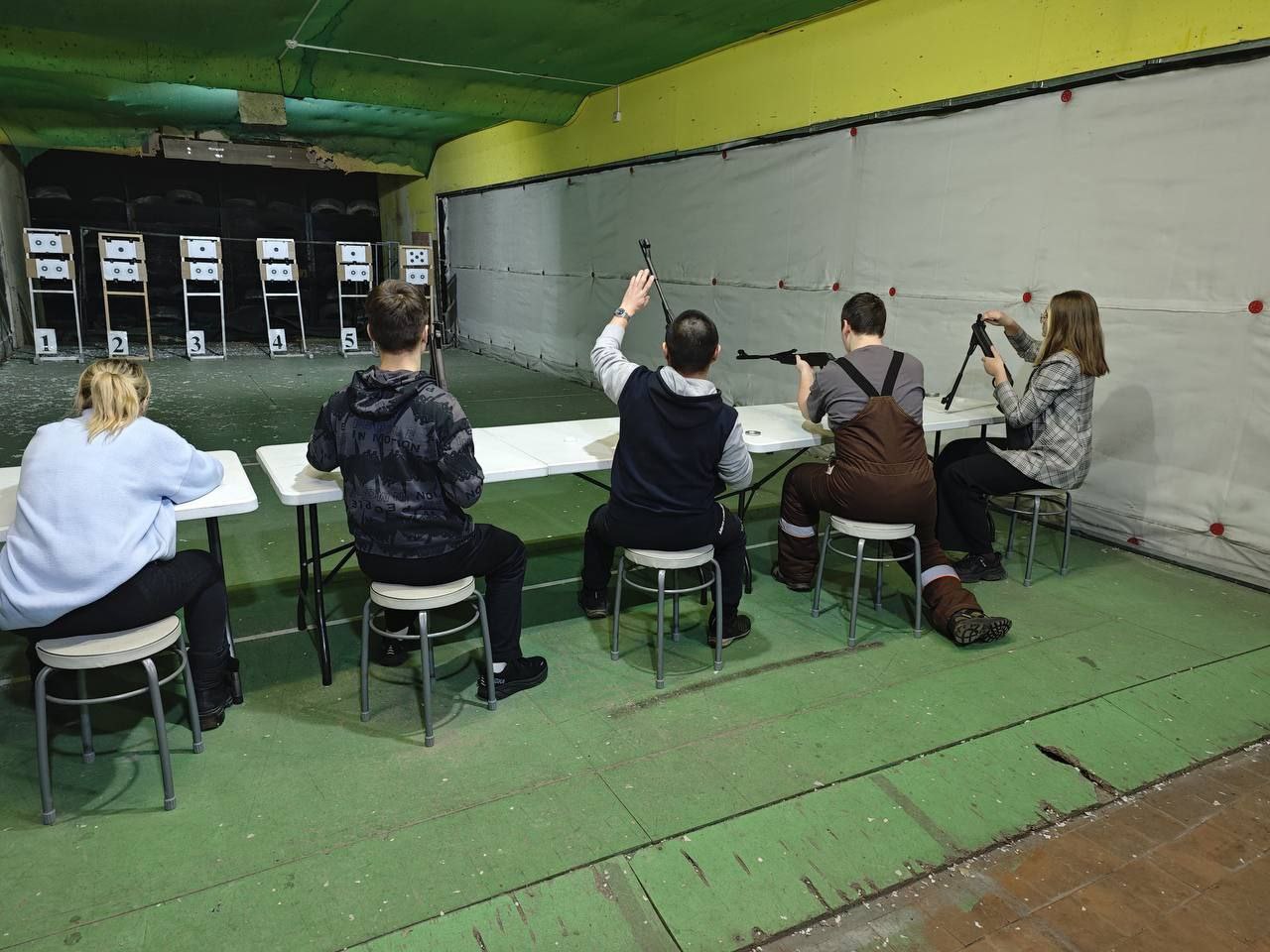 Соревнования по пулевой стрельбе посвященные Дню народного единства пройдут в Магадане   Судья соревнований педагог центра Перспектива Дмитрий Тюбин поделился ожиданиями Мы ждем от всех участников собранности точности и честной спортивной борьбы Эти соревнования не только проверка навыков но и отличная возможность сплотиться почувствовать дух единства который и олицетворяет этот праздник Удачи всем Воспитанники центра Перспектива готовы продемонстрировать свои умения и побороться за победу   vmagadanpress com соревнования по пулевой стрельбе пос