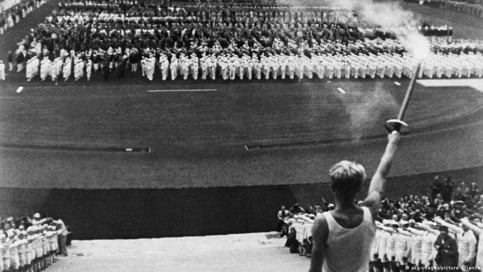 Снова Берлин 36 В Германии спорят о нацистских ассоциациях в заявке на Олимпиаду В декабре канцлер ФРГ власти федеральных земель и городов а также глава Немецкого олимпийского спортивного союза утвердили план подачи заявки на проведение летних Игр в 2036 2040 или 2044 году Итоговый город определят в сентябре Сейчас в списке претендентов Мюнхен Берлин Гамбург и регион Кёльн Рейн Рур В Германии давно говорят о возможных негативных ассоциациях с Олимпиадой в Берлине 1936 года на фото которую открывал Адольф Гитлер Еще в июне сатирическое Heute Show на телеканале ZDF предложило лозунг для новой заявки столицы Берлин 2036 На этот раз вероятно меньше нацистов Теперь к дискуссии подключился и президент Германии Франк Вальтер Штайнмайер Его офис сообщил журналу Der Spiegel что глава государства считает заявку от любого немецкого города на 2036 год исторически проблематичной Президент надеется что Германия примет Игры в 2040 или 2044 году добавили в офисе С этим не согласился экс канцлер Герхард Шрёдер Опасения президента о проведении Олимпиады 2036 года в Германии безусловно следует воспринимать всерьез Тем не менее я их не разделяю Проведение Игр в Германии именно в эту дату дало бы возможность продемонстрировать миру и молодежи в Германии чему мы как демократическая Германия научились из нашей истории У нас есть все основания гордиться этой частью нашей истории и ясно показать это миру заявил Шрёдер dwglavnoe