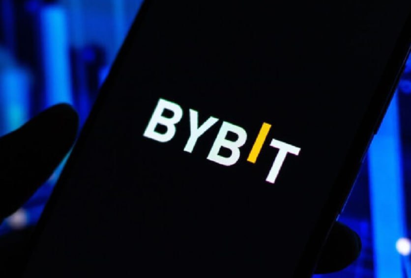 Биржа Bybit выявила подозрительные транзакции на сумму $1 млрд  Мошенники всё чаще используют криптовалютные биржи для проведения операций. Об этом говорят данные торговой криптоплатформы Bybit, которая обнаружила, что в первом полугодии этого года через неё прошли подозрительные транзакции почти на $1 млрд.  Криптобиржа зафиксировала необычные запросы на вывод средств на общую сумму $940 млн. Более 8,4% из них были идентифицированы как попытки мошенничества. Кроме того, Bybit смогла предотвратить потерю активов пользователей на сумму более $79 млн благодаря усиленным мерам безопасности.  Для проверки запросов биржа использует систему на основе искусственного интеллекта, которая проводит биометрическую аутентификацию и поведенческую аналитику запросов клиентов.  По словам главного операционного директора Bybit Хелен Лю, в первом полугодии 2024 года количество мошеннических операций оказалось на 10% ниже, чем за предыдущие периоды. Однако биржа продолжает сталкиваться с давлением и контролем со стороны других представителей отрасли.  Так, в мае глобальный брокер Hidden Road приостановил все торговые операции своих клиентов на Bybit из-за опасения в их безопасности. Несмотря на эти трудности, в первом полугодии этого года криптовалютная биржа провела более 30 млн транзакций.