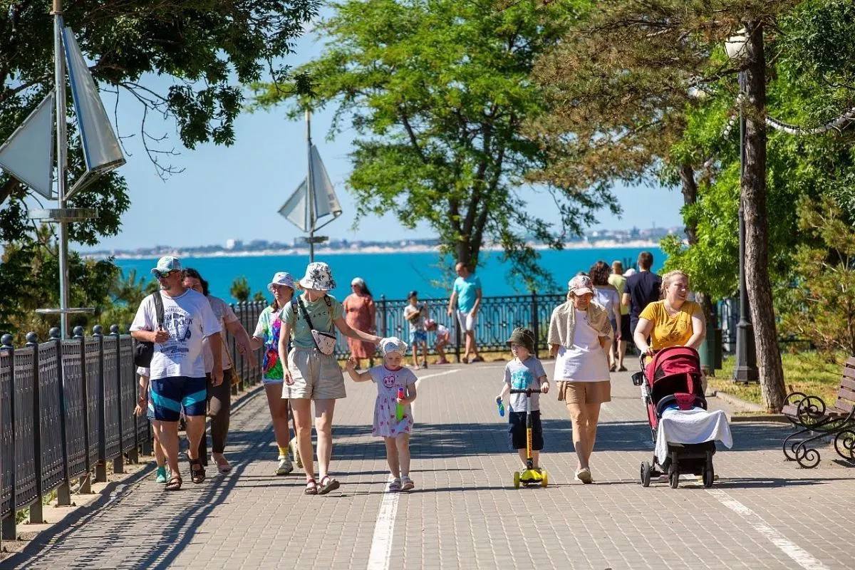 В РСТ прогнозировали рост турпотока в Краснодарский край.   Вице-президент Российского союза туриндустрии  РСТ  Юрий Барзыкин заявил, что туристы не откажутся от отдыха на курортах Краснодарского края, несмотря на ситуацию с разливом мазута. Он напомнил, что регион показал рост турпотока на 7% в прошлом году, а Сочи — на 5%.  – Меньше не будет, сомнений нет,— отметил эксперт.