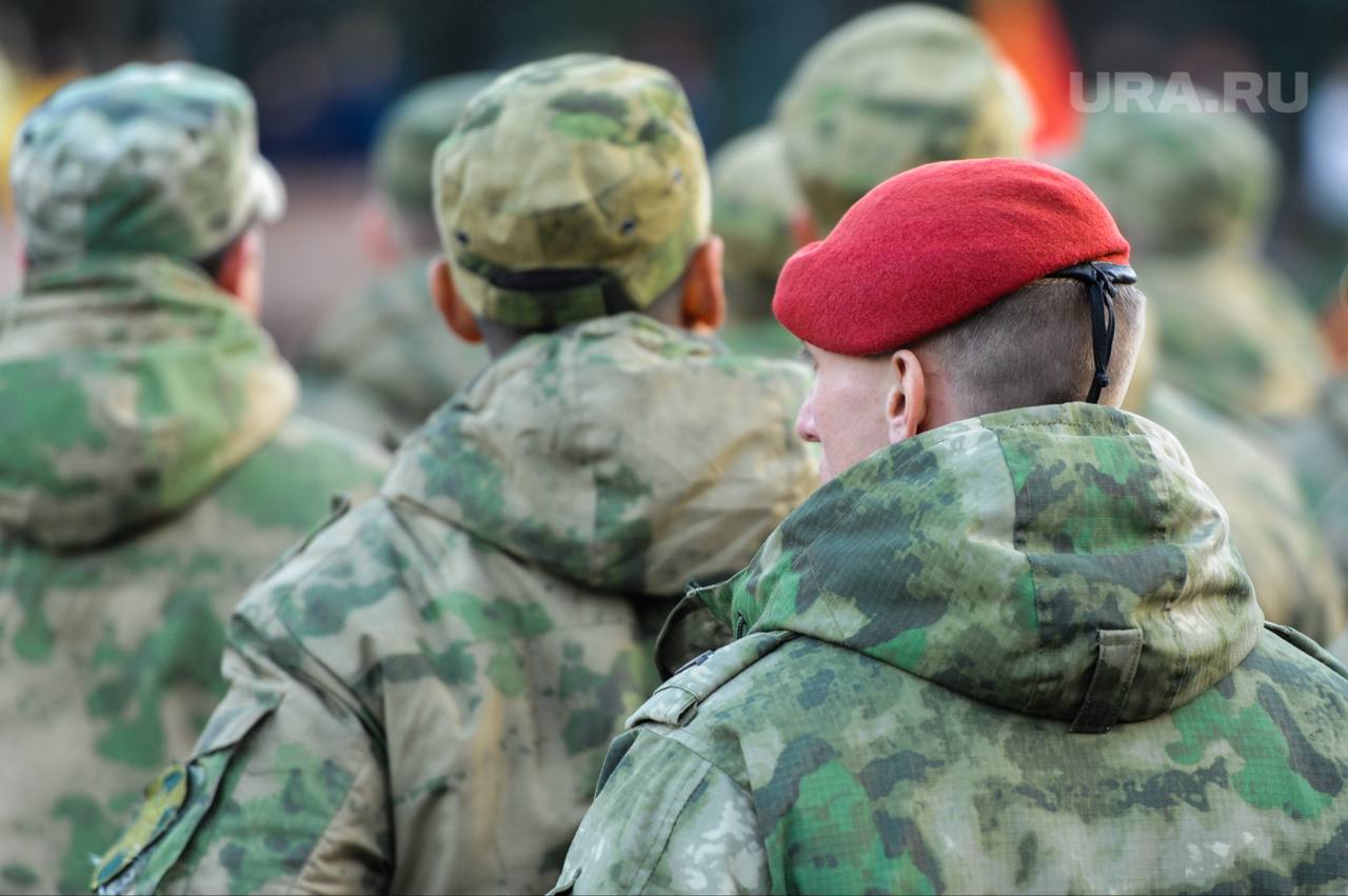 В Советском районе появится улица Героев спецназа Это участок от Блюхера до ЖК Слава Замглавы города по соцразвитию Сергей Авдеев рассказал почему выбрали такое название Рядом с улицей находится 23 й отряд специального назначения войск нацгвардии Они выполняют антитеррористические задачи в разных регионах страны и с первых дней принимают участие в спецоперации Ранее по поручению мэра Алексея Лошкина здесь заасфальтировали 500 метров дороги и сделали широкий тротуар Маршрут стал удобной и безопасной связкой для жителей новостроек До этого полноценный въезд был только с улицы Дмитрия Неаполитанова
